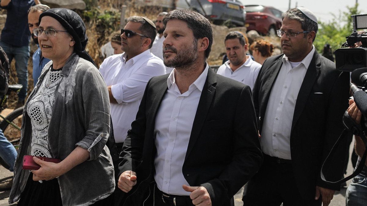 Bezalel Smotrich (centro) e Itamar Ben Gvir (dcha) visitan el barrio palestino de Sheikh Jarrah, en Jerusalén Este, el 10 de mayo de 2021.
