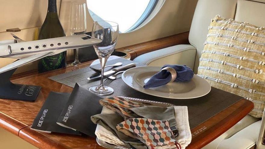 Detalle de la configuración para comidas del jet privado alquilado para Juan Carlos de Borbón