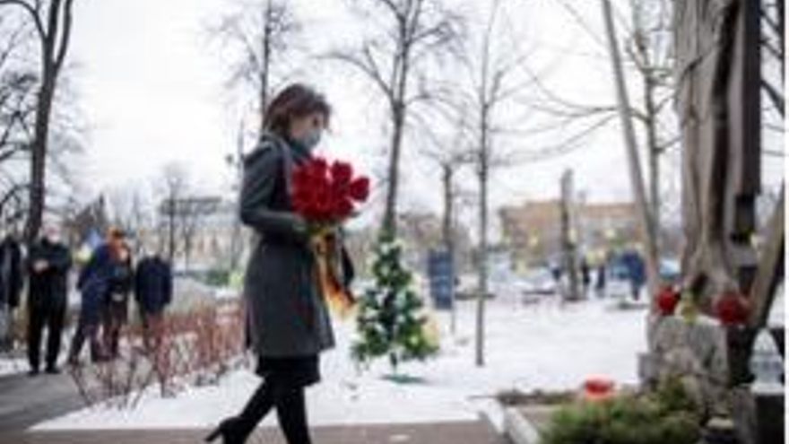 Baerbock en Kiev deposita flores a los caídos