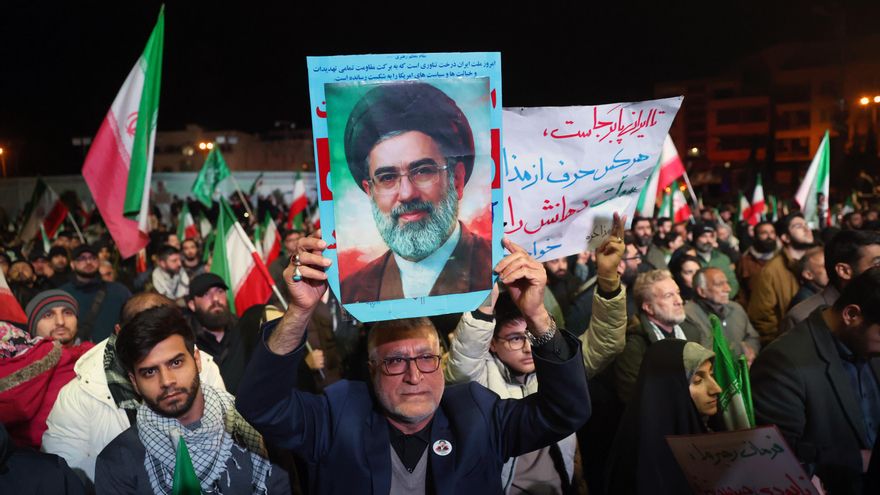 Iraníes delebran el alto el fuego en Teheránel 7 de abril de 2026. EFE/EPA/ABEDIN TAHERKENAREH