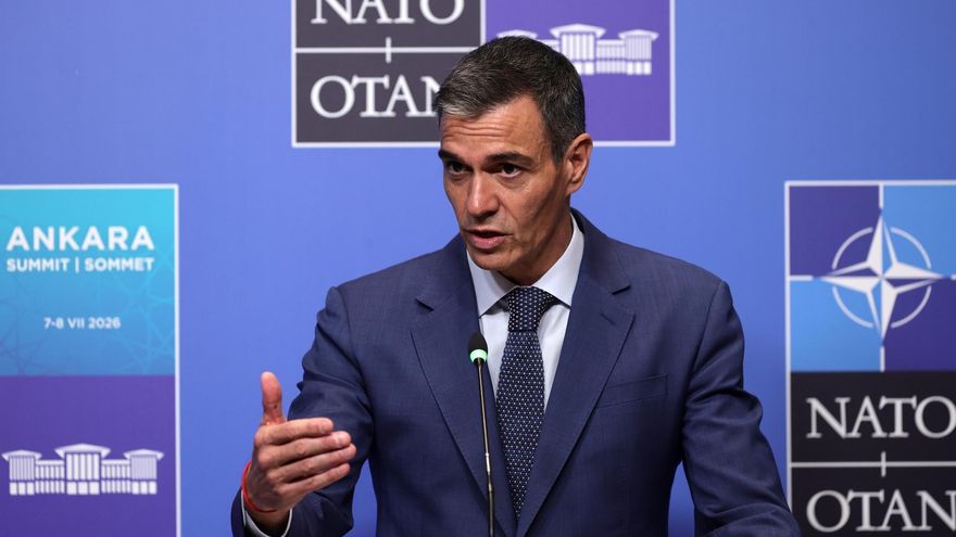 El presidente del Gobierno español, Pedro Sánchez, interviene durante una rueda de prensa en la Cumbre de la OTAN.