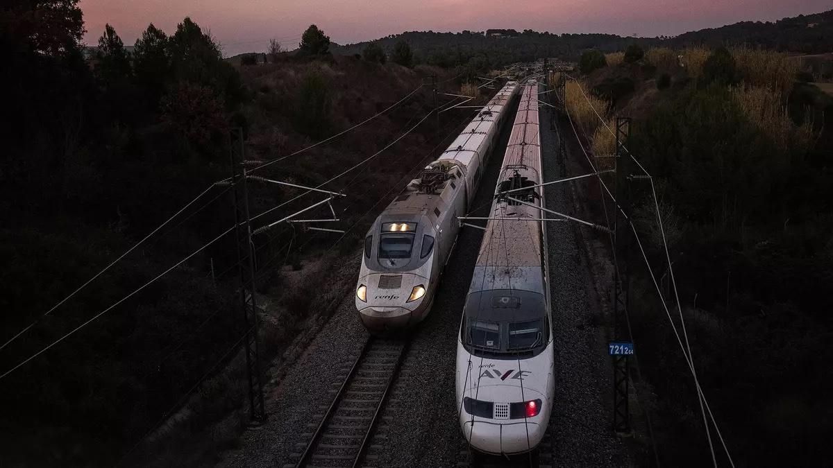Dos trenes de alta velocidad, cerca de Girona