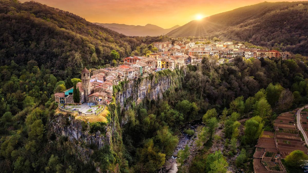 Vista aérea del pueblo medieval Castellfollit de la Roca