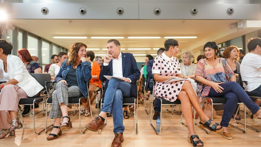 Arnaldo Otegi con otros cargos del partido en Vitoria.