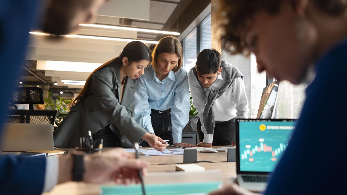 Trabajadores en una oficina.