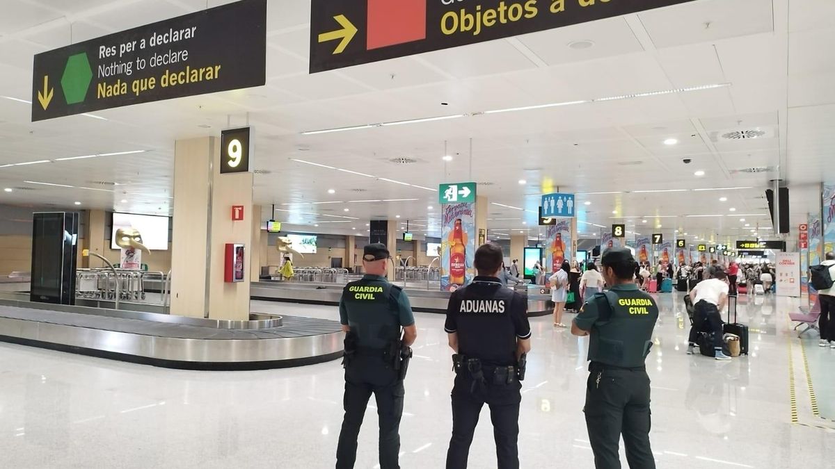 Agentes de la Guardia Civil y Vigilancia Aduanera en el aeropuerto de Eivissa.
