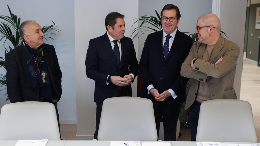 Archivo - (I-D) El secretario general de UGT, Pepe Álvarez; el presidente de Cepyme, Gerardo Cuerva; el presidente de la CEOE, Antonio Garamendi, y el secretario general de CCOO, Unai Sordo, en una imagen de archivo