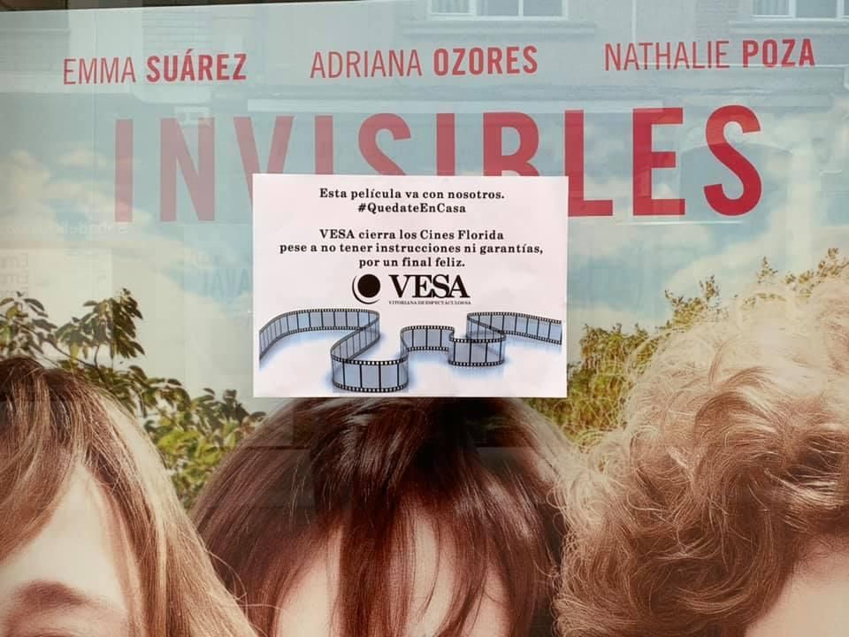 Un cartel indica el cierre de los cines Florida de Vitoria