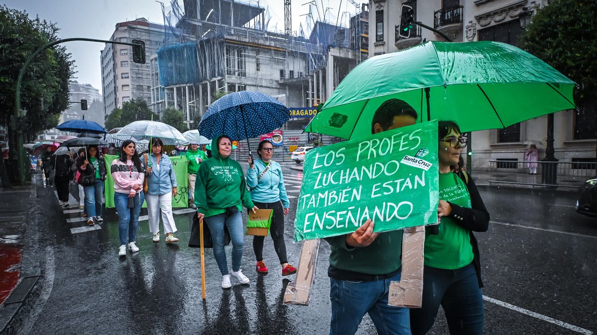 Los docentes secundan la movilización en Santander pese a la lluvia.