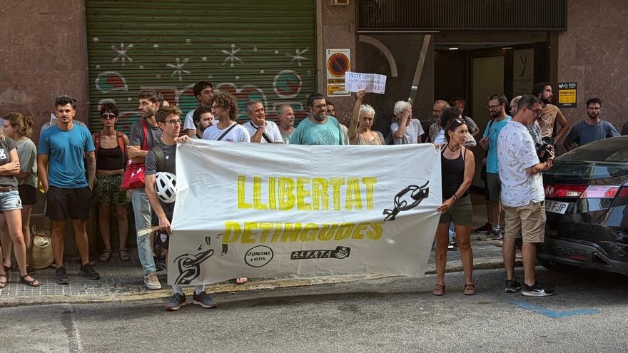 Concentración frente a los Juzgados de Via Alemania para reclamar la libertad de las activistas detenidas por las pintadas en cinco inmobiliarias de Santa Maria