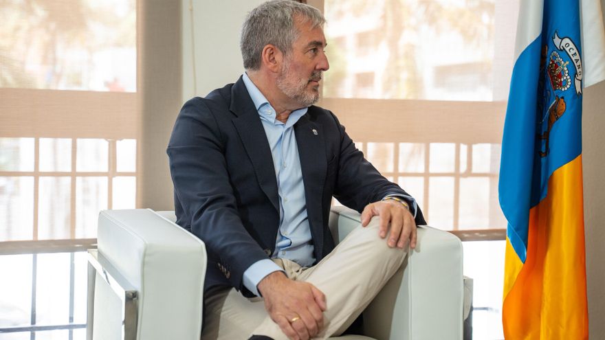 Archivo - El presidente de Canarias, Fernando Clavijo, durante una reunión con el presidente del Gobierno, Pedro Sánchez,  a 23 de agosto de 2024, en Santa Cruz de La Palma, La Palma, Canarias (España).