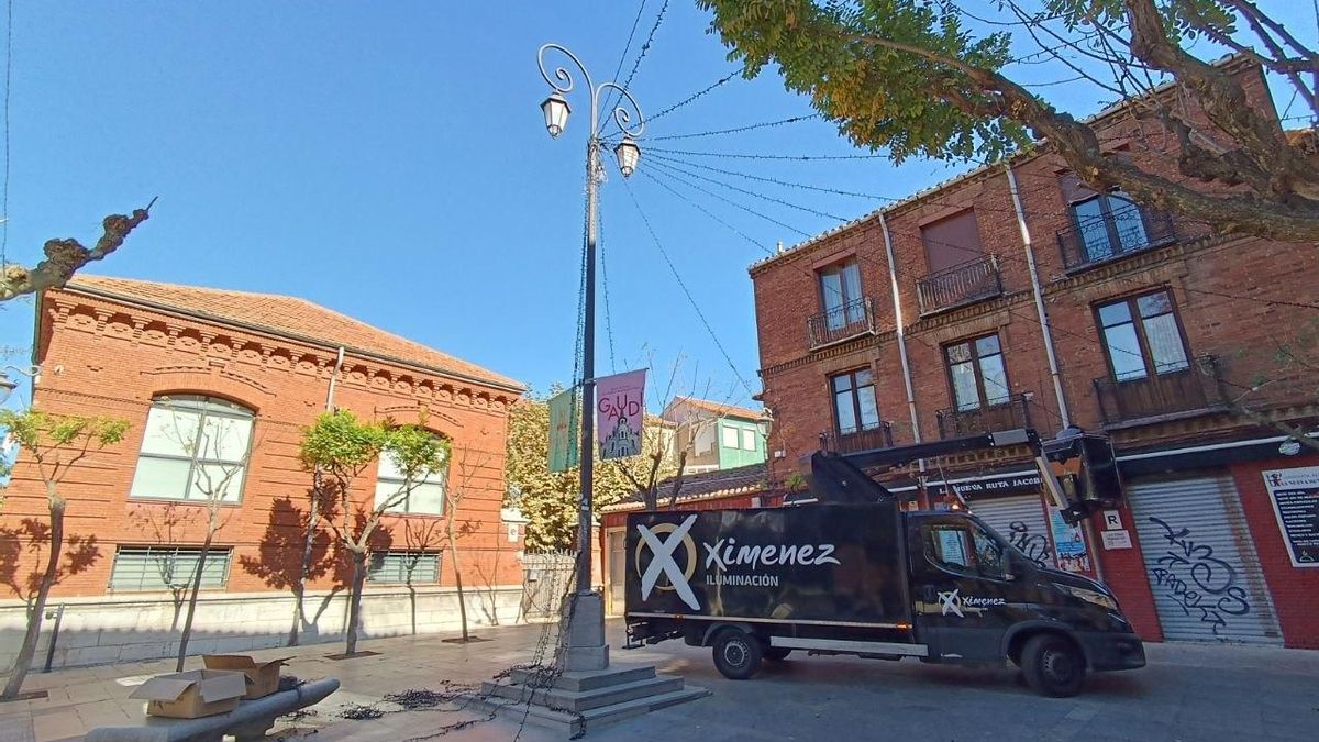 Ximenez Iluminación procede a la instalación de iluminación navideña en el entorno del Cid, en León capital.