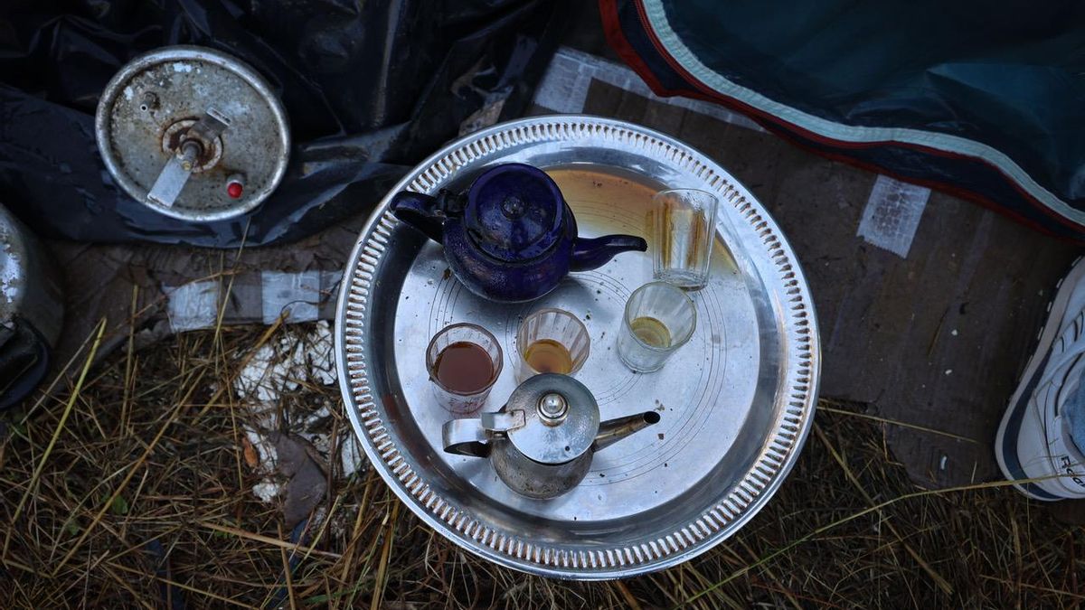 Ocho y cuarto de la mañana: A. ya ha compartido té con sus vecinos.