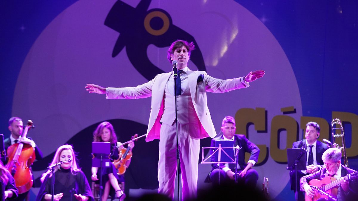 Manuel Lombo abrió la 17ª edición de La Noche Blanca en una abarrotada plaza de Las Tendillas