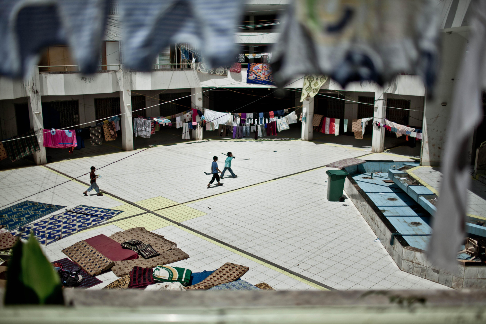El centro comercial abandonado de Al-Waha, a las afuera de Trípoli, donde han llegado han llegado cerca de 130 familias sirias/ Fotografía: Pablo Tosco/ Intermón Oxfam.