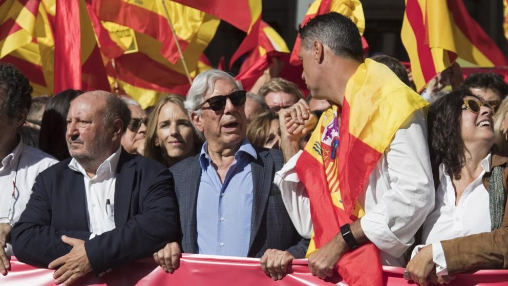 Vargas Llosa durante la manifestación de este domingo en Barcelona.