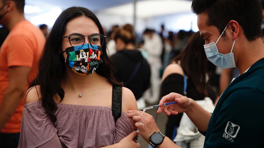 Personal de salud, vacuna a jóvenes contra la covid 19, este 15 de septiembre en el Campo Marte, de la Ciudad de México. EFE/Carlos Ramírez