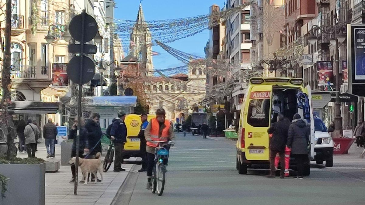 Una mujer herida tras ser atropellada por una bicicleta en la avenida peatonal de Ordoño II en el centro de León