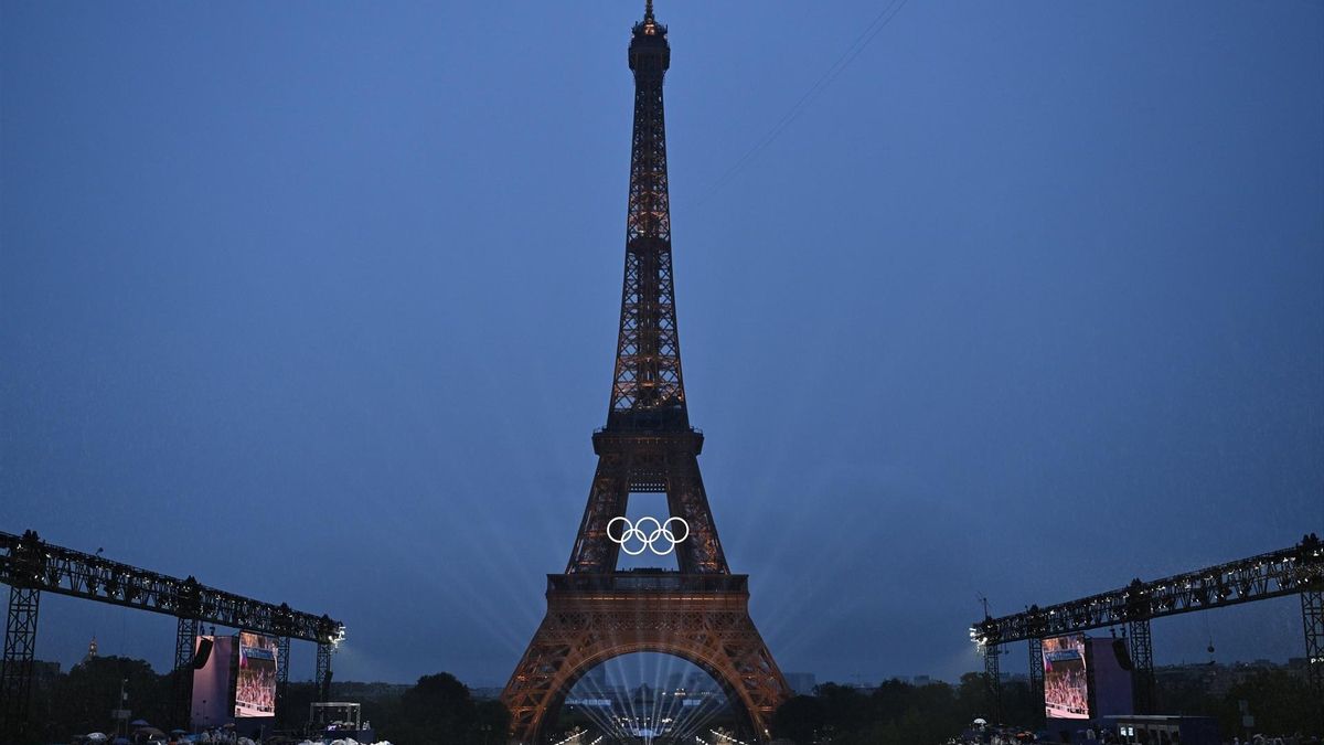 Vista general de la Torre Eiffel iluminada durante la ceremonia