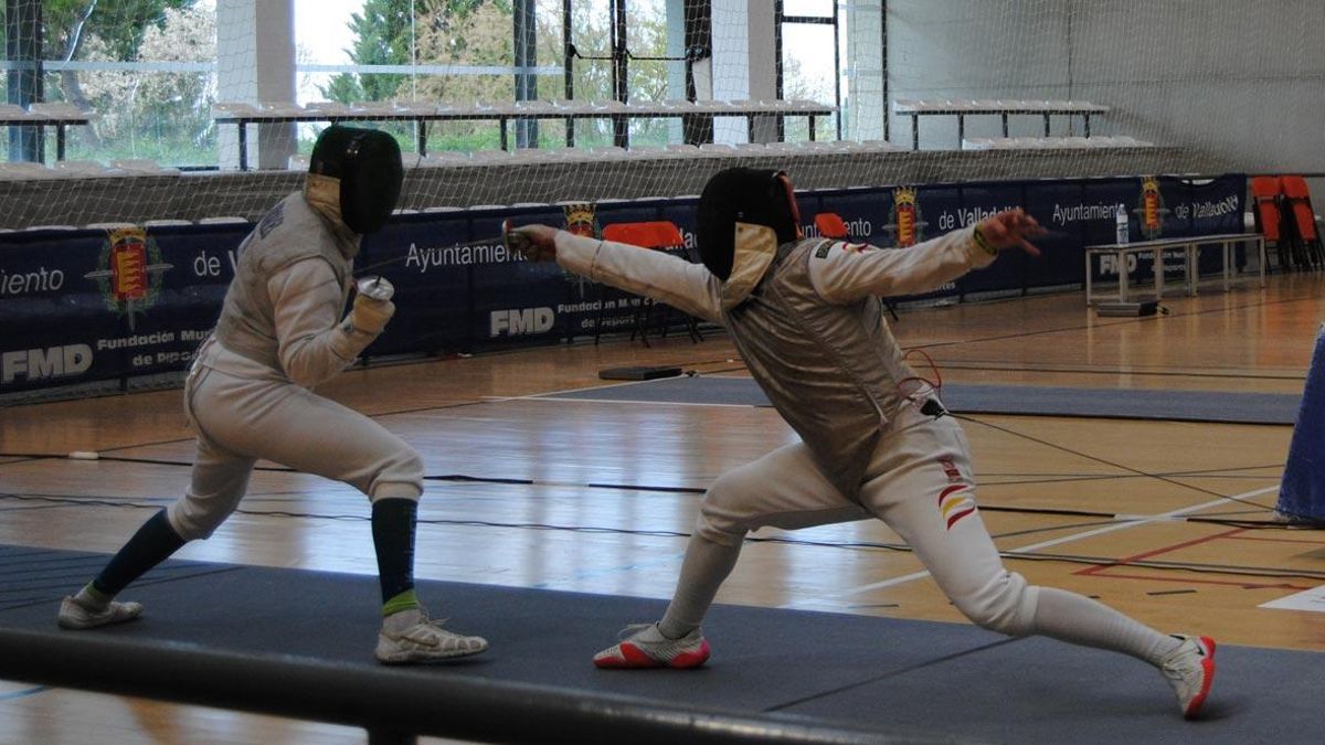 José Leandro Vidales (d) tirando un fondo durante el séptimo campeonato de Esgrima Militar.