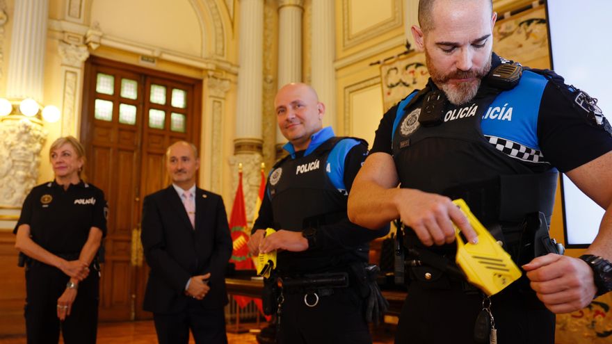 La Policía de Valladolid incorpora seis pistolas táser y seis cámaras a su equipamiento