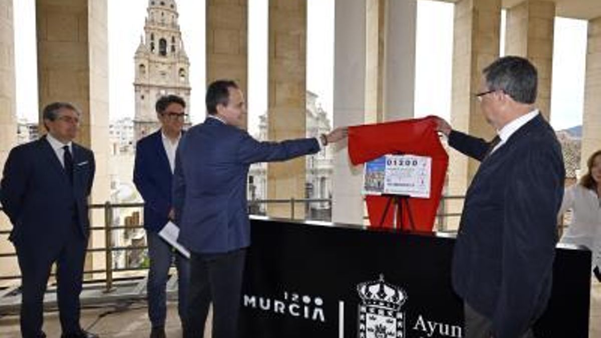 El Alcalde de Murcia y el delegado comercial de Loterías y Apuestas del Estado en la Región han presentado el billete protagonizado por la imagen de la Catedral y el lema “12 siglos con corazón”