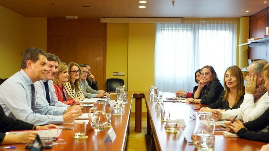 El consejero de Presidencia, Ángel Ibáñez, y el de Empleo, Carlos Fernández Carriedo, presiden la reunión entre la Junta y los sindicatos para abordar la aplicación de las 35 horas. / Miriam Chacón / ICAL