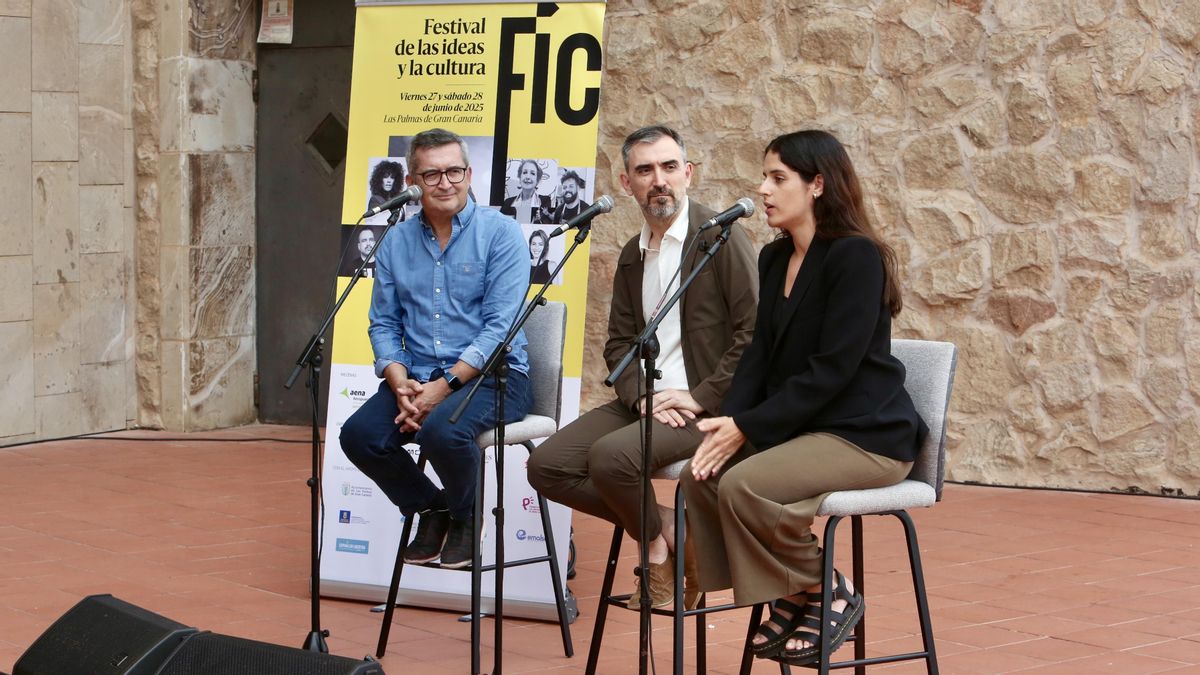 De izquierda a derecha, Carlos Sosa, Ignacio Escolar y Natalia G. Vargas, en la presentación del FIC.