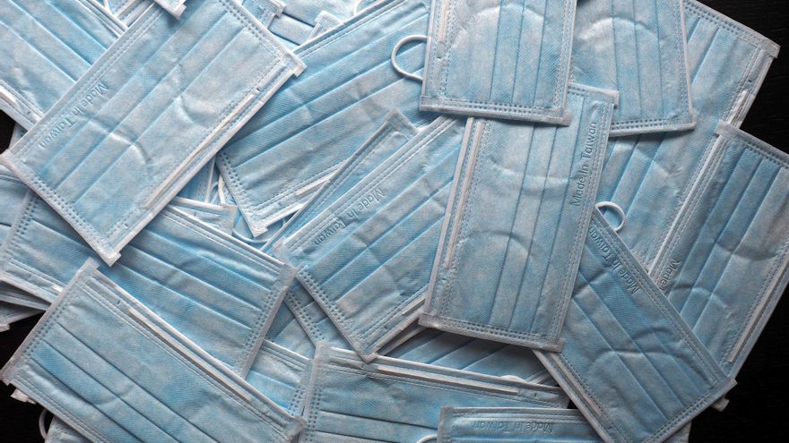 Las mascarillas quirúrgicas costarán 0,72 euros ya desde este martes. EFE/EPA/DVID CHANG/Archivo