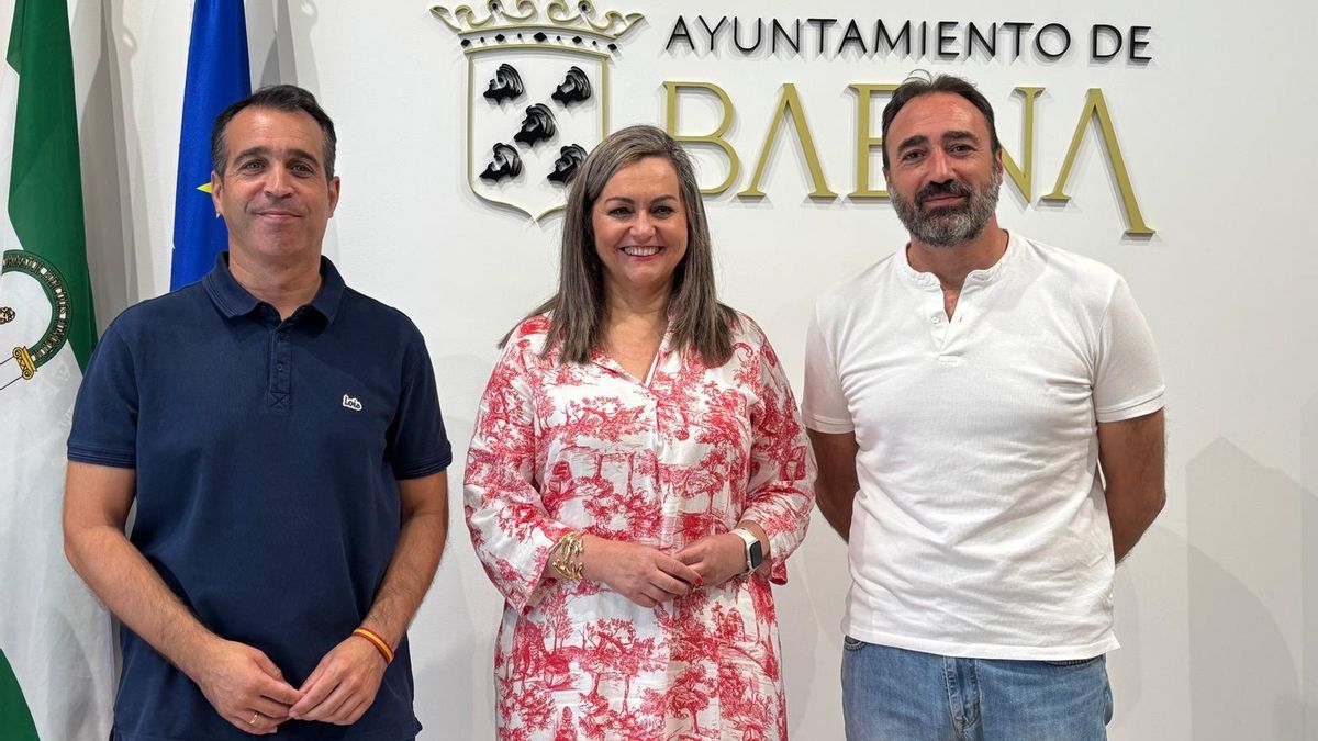 María Jesús Serrano, junto al concejal de presidencia (izquierda) y el concejal de centro histórico (derecha).