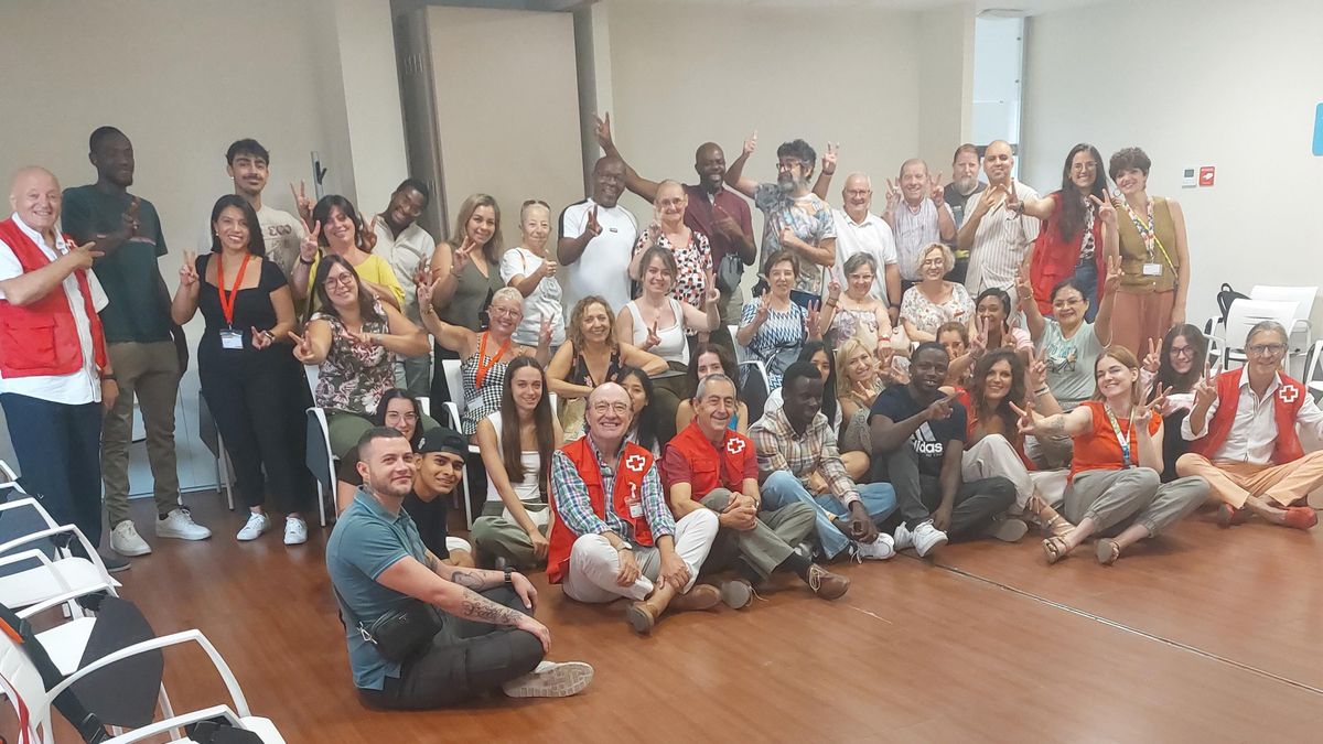 Un café con voluntarios de Cruz Roja para que su altruismo se contagie a más personas
