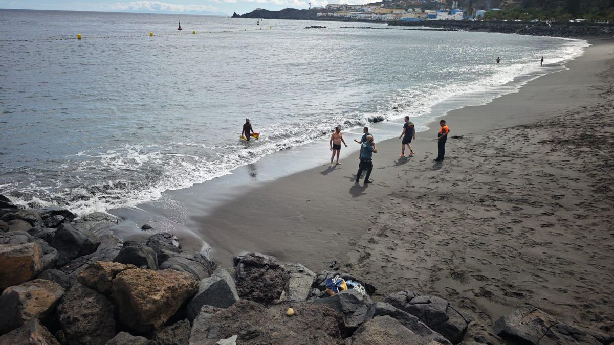 Efectivos que ha participado en el rescate en la playa de Bajamar, en Breña Alta.