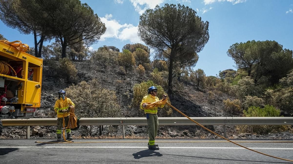 Se retiran los medios aéreos en el incendio de la Sierra de Córdoba, que sigue activo