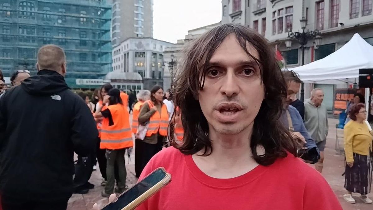 Andrés García, portavoz del Sindicato de Inquilinas e Inquilinos de Asturias, en la plaza de La Escandalera en Oviedo/Uviéu.