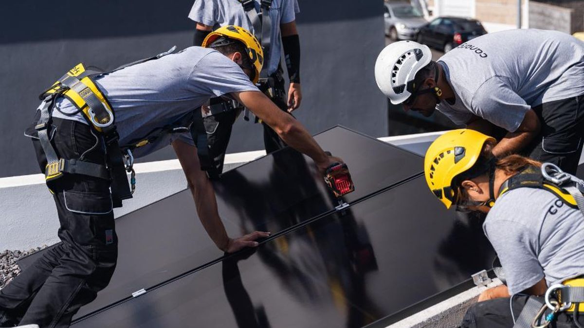 Operarios instalando placas solares.
