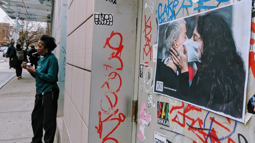 Obra de Arina Voronova en NYC "Besos con mascarilla"