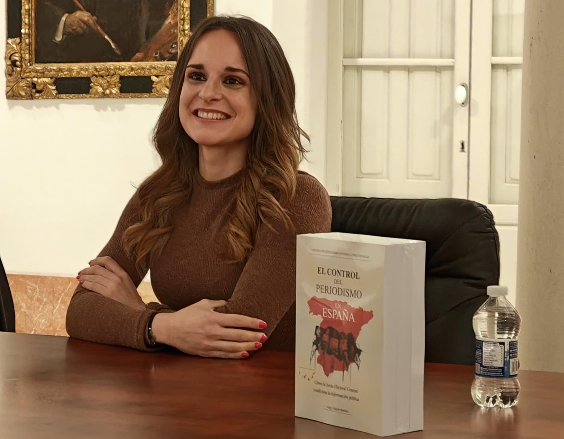 La periodista e investigadora Angy Galvín, en la presentación de su libro en Montilla.