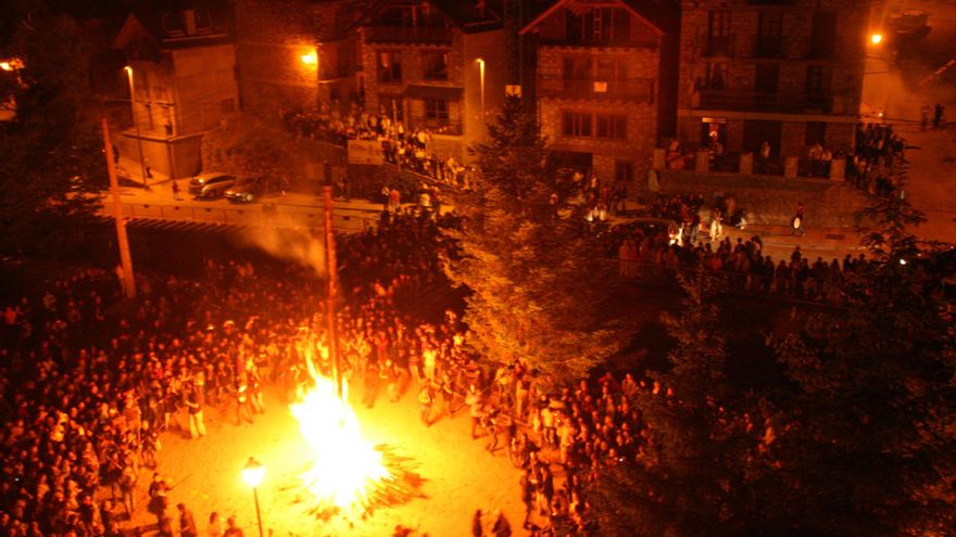 Las fallas del Canigó dan la bienvenida al día de San Juan y encienden el monte