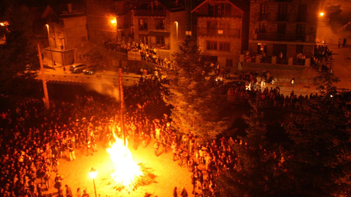 Las fallas del Canigó dan la bienvenida al día de San Juan y encienden el monte