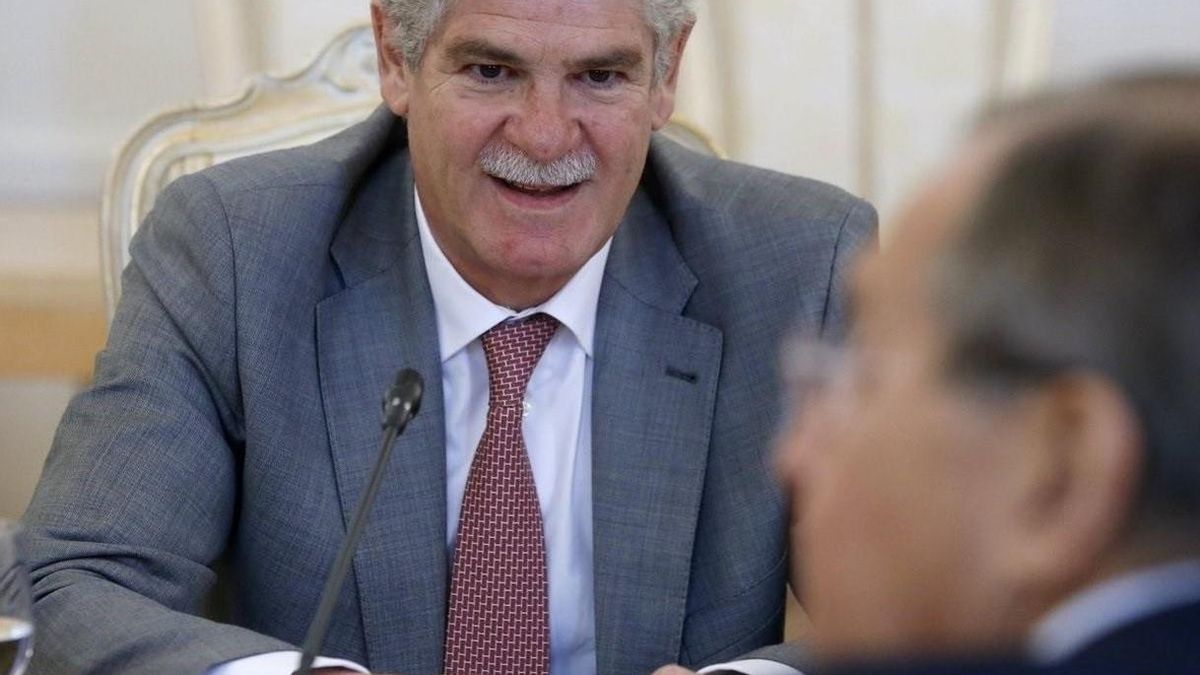 Exteriores confirma que Dastis se alojó en casa del embajador en Ecuador y se desplazó en coche oficial "por seguridad"