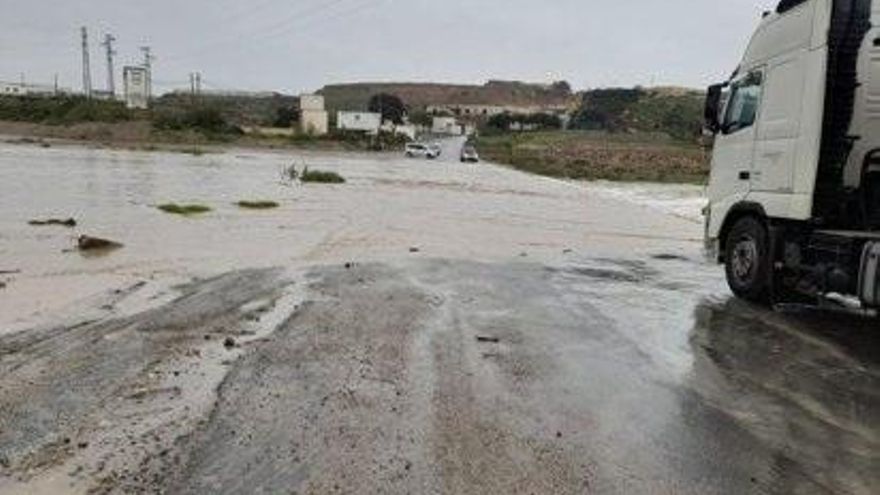 Archivo - Carretera cortada en la provincia de Almería en una imagen de archivo.