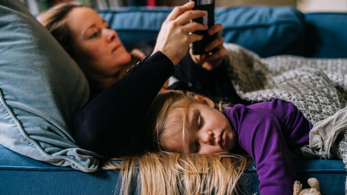 “Guardá el teléfono”: Suecia pide a los padres que reduzcan el uso del celular delante de sus hijos