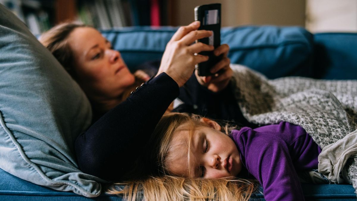 “Guarda el teléfono”: Suecia pide a los padres que reduzcan el uso del móvil delante de sus hijos