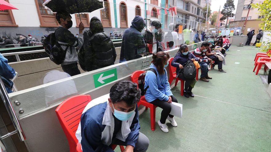 Varios ciudadanos esperan en un punto de vacunación autorizado para recibir una dosis de refuerzo de la vacuna contra la covid-19, en Bolivia