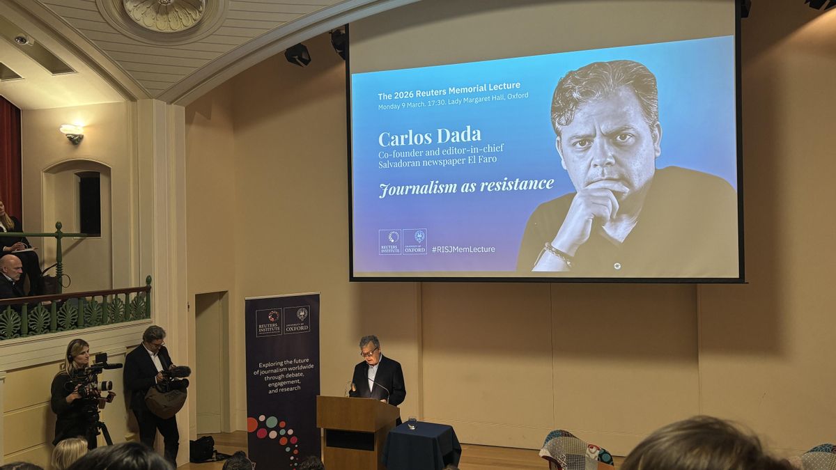 El periodista Carlos Dada durante su conferencia en la Universidad de Oxford este lunes.