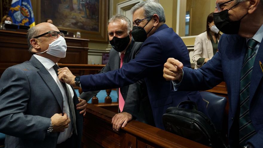 El vicepresidente de Canarias, Román Rodríguez (2d), bromea con el portavoz del Grupo Nacionalista Canario, José Miguel Barragán (i). EFE/Ramón de la Rocha
