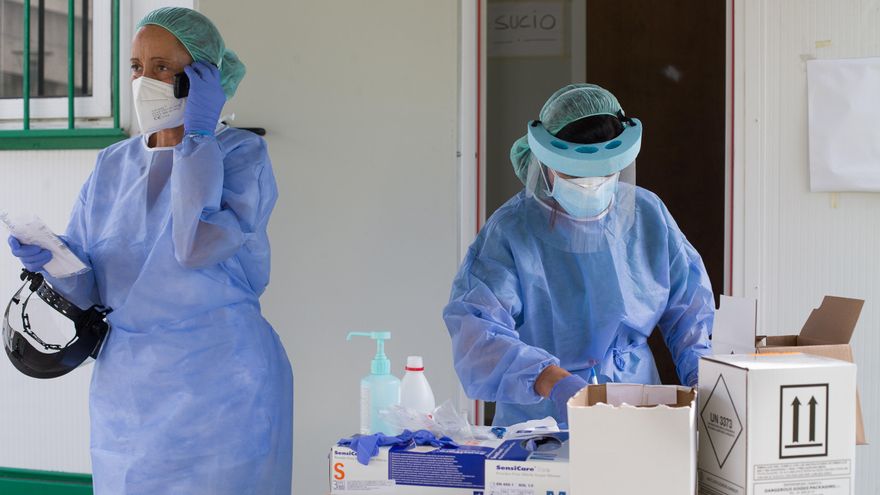 Dos sanitarias preparan pruebas PCR.