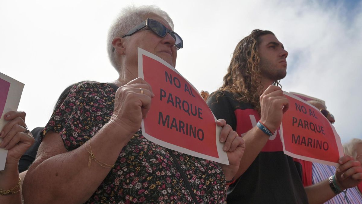 Manifestación de la Plataforma de Afectados por el Parque Nacional Marino de El Hierro. EFE/ Gelmert Finol