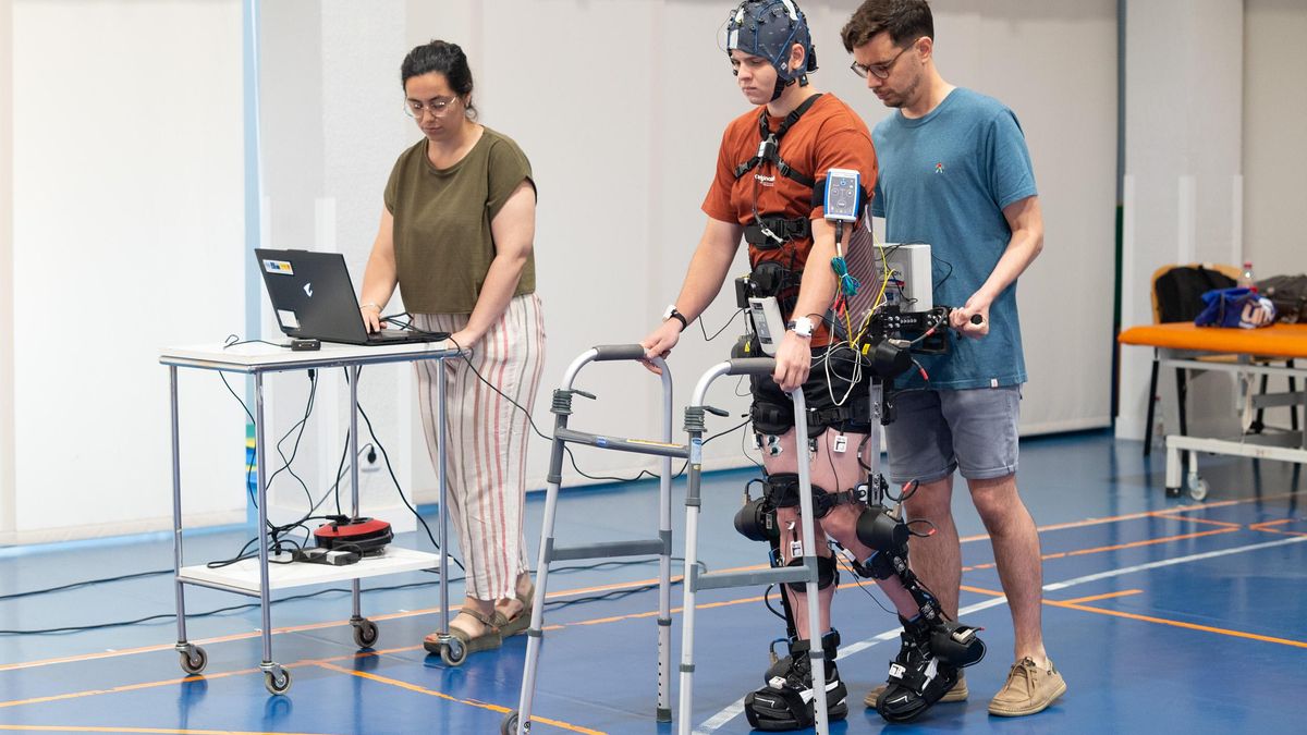 El Hospital de Parapléjicos prueba exoesqueletos y realidad virtual para ayudar a recuperar la movilidad