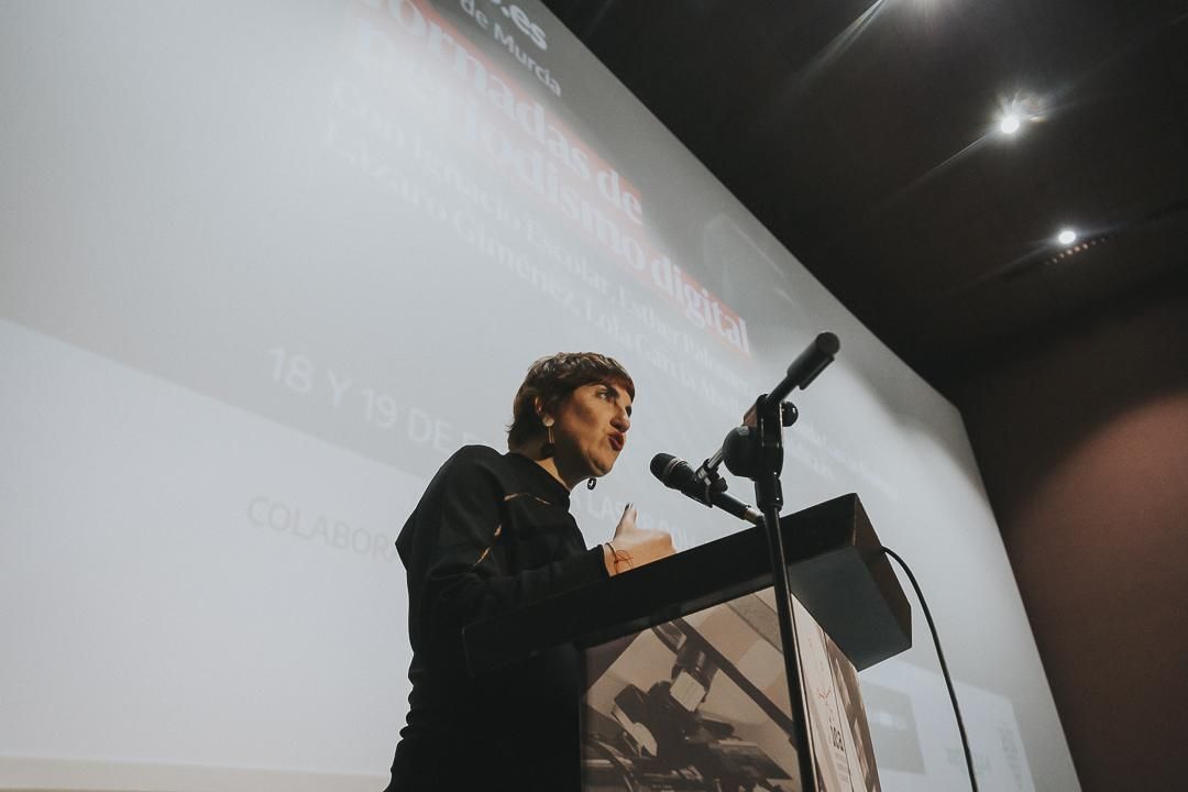 La directora de elDiario.es Región de Murcia, Elisa Reche, presentando las jornadas